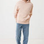 Homme portant un hoodie beige et jean bleu