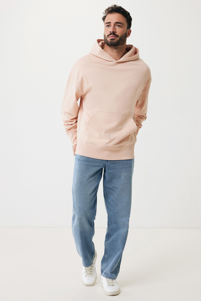 Homme portant un hoodie beige et jean bleu