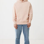 Homme portant hoodie rose et jean bleu