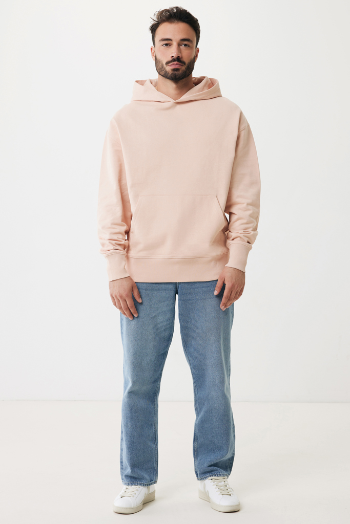 Homme portant hoodie rose et jean bleu