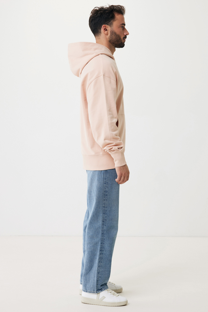 Homme en profil portant hoodie beige