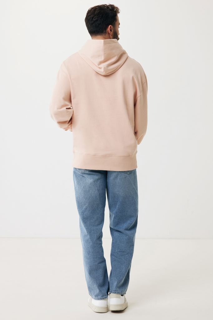 Homme de dos en hoodie beige et jean