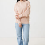 Femme souriante en hoodie rose et jean clair