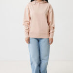 Femme en hoodie beige et jean clair