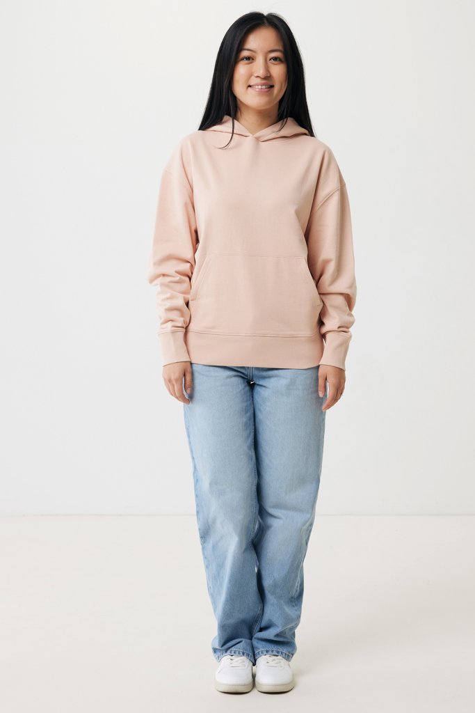 Femme en hoodie beige et jean clair