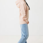 Femme en hoodie rose et jean large