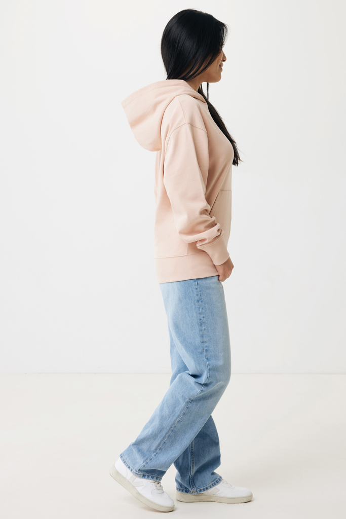 Femme en hoodie rose et jean large