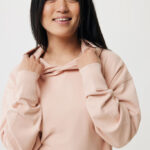 Femme souriante en sweat à capuche beige