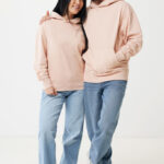 Couple portant sweats à capuche assortis et jeans