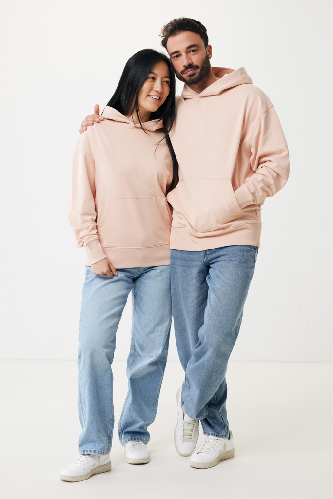 Couple portant sweats à capuche assortis et jeans