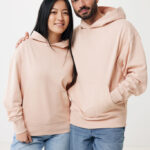 Couple portant sweats à capuche beiges assortis
