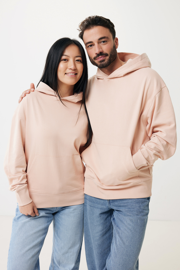 Couple portant sweats à capuche beiges assortis